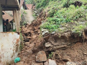 Duka Dua Daerah di Jabar Diterjang Longsor