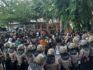 Saling Dorong Mahasiswa Papua Vs Polisi di Makassar Dipicu Perkara Long March