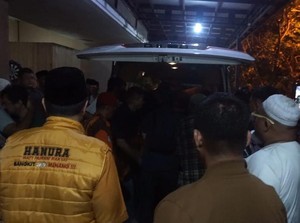 Tangis Keluarga Pecah saat Jenazah Kodrat Shah Tiba di Rumah Duka