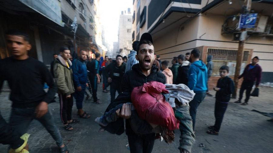 Orang-orang mencari perlindungan setelah dimulainya kembali pemboman Israel di Rafah di Jalur Gaza selatan pada 1 Desember 2023, ketika pertempuran pecah tak lama setelah berakhirnya gencatan senjata tujuh hari antara Israel dan militan Hamas. Gencatan senjata sementara antara Israel dan Hamas berakhir pada tanggal 1 Desember, dengan tentara Israel mengatakan operasi tempur telah dilanjutkan, menuduh Hamas melanggar jeda operasional. (Photo by MOHAMMED ABED / AFP)