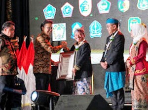 Kemenkes Beri Penghargaan Situbondo Sebagai Kabupaten Sehat