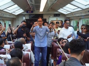 Momen Addie MS-Twilite Orchestra Tampil di Kereta Panoramic-Stasiun Balapan