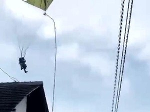 Atap Rumahnya Kejatuhan Penerjun TNI, Warga Blitar Tak Minta Ganti Rugi