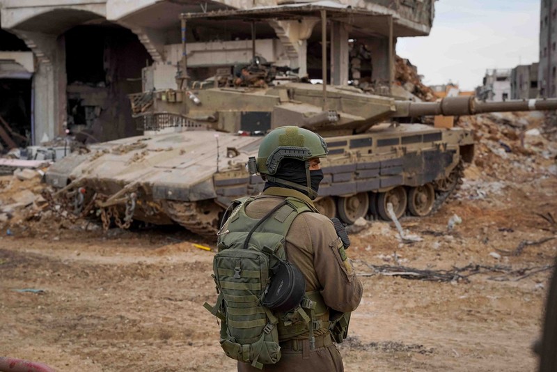 Tentara Israel beroperasi di Jalur Gaza, setelah gencatan senjata sementara antara Israel dan kelompok Islam Palestina Hamas berakhir, dalam gambar selebaran yang dirilis pada 1 Desember 2023. (Israel Defense Forces/Handout via REUTERS)