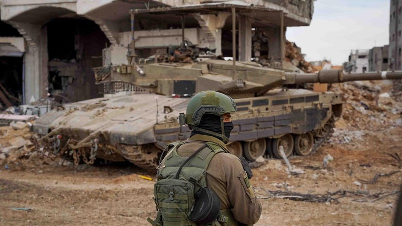 Tentara Israel beroperasi di Jalur Gaza, setelah gencatan senjata sementara antara Israel dan kelompok Islam Palestina Hamas berakhir, dalam gambar selebaran yang dirilis pada 1 Desember 2023. (Israel Defense Forces/Handout via REUTERS)
