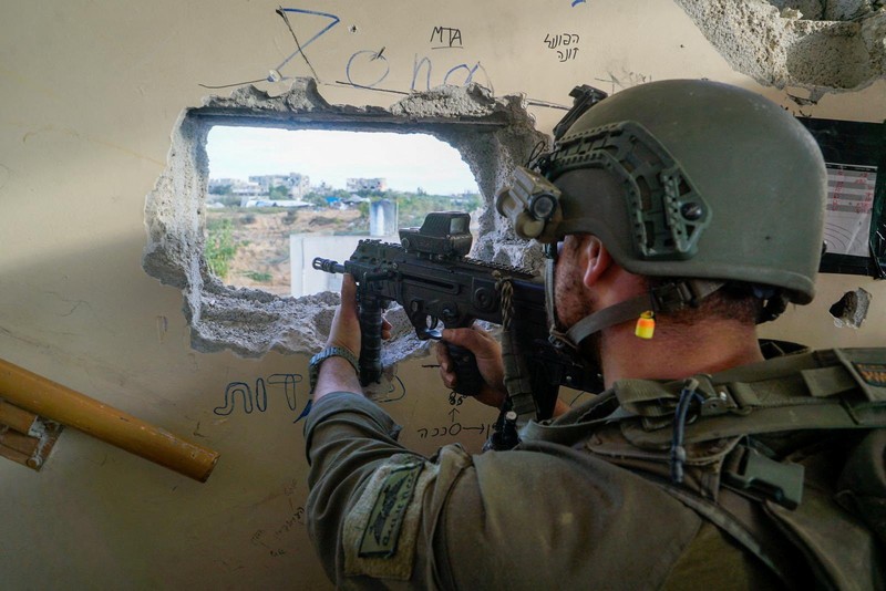 Tentara Israel beroperasi di Jalur Gaza, setelah gencatan senjata sementara antara Israel dan kelompok Islam Palestina Hamas berakhir, dalam gambar selebaran yang dirilis pada 1 Desember 2023. Tentara Israel beroperasi di Jalur Gaza, setelah gencatan senjata sementara antara Israel dan kelompok Islam Palestina Hamas berakhir, dalam gambar selebaran yang dirilis pada 1 Desember 2023. (Israel Defense Forces/Handout via REUTERS)