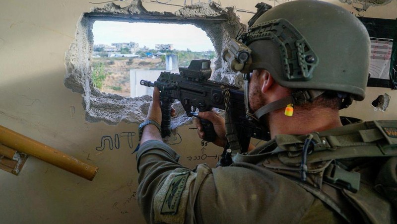 Tentara Israel beroperasi di Jalur Gaza, setelah gencatan senjata sementara antara Israel dan kelompok Islam Palestina Hamas berakhir, dalam gambar selebaran yang dirilis pada 1 Desember 2023. (Israel Defense Forces/Handout via REUTERS)