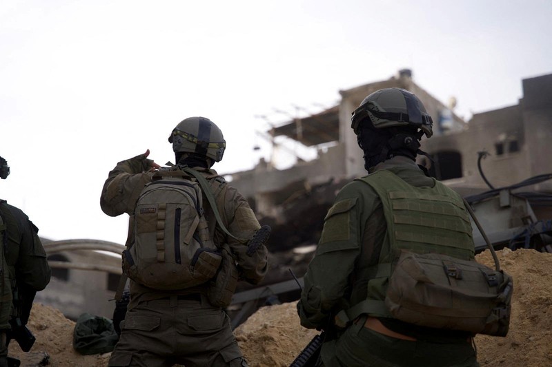Tentara Israel beroperasi di Jalur Gaza, setelah gencatan senjata sementara antara Israel dan kelompok Islam Palestina Hamas berakhir, dalam gambar selebaran yang dirilis pada 1 Desember 2023. Tentara Israel beroperasi di Jalur Gaza, setelah gencatan senjata sementara antara Israel dan kelompok Islam Palestina Hamas berakhir, dalam gambar selebaran yang dirilis pada 1 Desember 2023. (Israel Defense Forces/Handout via REUTERS)