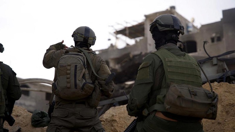 Tentara Israel beroperasi di Jalur Gaza, setelah gencatan senjata sementara antara Israel dan kelompok Islam Palestina Hamas berakhir, dalam gambar selebaran yang dirilis pada 1 Desember 2023. (Israel Defense Forces/Handout via REUTERS)