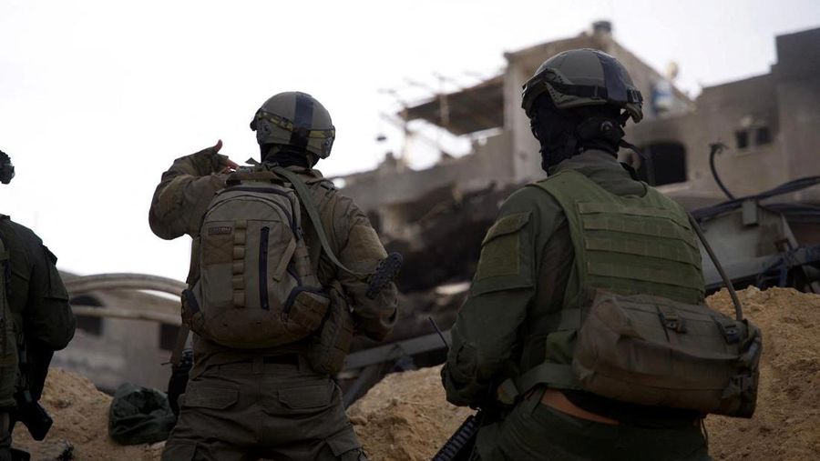 Tentara Israel beroperasi di Jalur Gaza, setelah gencatan senjata sementara antara Israel dan kelompok Islam Palestina Hamas berakhir, dalam gambar selebaran yang dirilis pada 1 Desember 2023. (Israel Defense Forces/Handout via REUTERS)