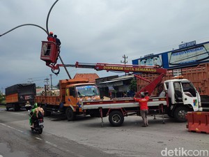 Tiang Lampu Ambruk di Jalan Kaligawe Semarang, Pantura Macet Parah