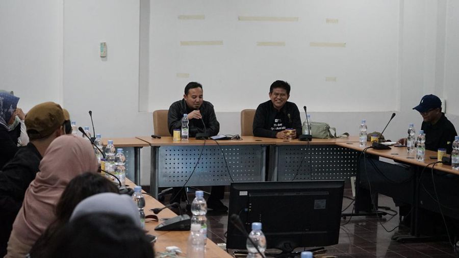 Direktur Utama PLN Icon Plus, Ari Rahmat Indra Cahyadi menyapa rekan media yang mengikuti kegiatan Media Gathering, Jumat (1/12) malam, di Icon Hub Braga 15, Bandung.