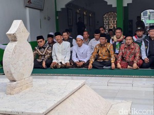 Mahfud Md Ziarah ke Makam 3 Tokoh Pendiri NU di Jombang