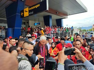 Ribuan Pendukung Sambut Ganjar di Bandara Bima, Teriakan Presiden Menggema