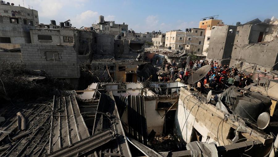 Palestinians inspect the site of Israeli strikes on houses after a temporary truce between Palestinian Islamist group Hamas and Israel expired, in Khan Younis in the southern Gaza Strip, December 1, 2023. REUTERS/Mohammed Salem