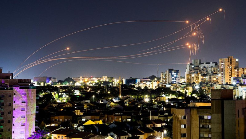Israel's Iron Dome anti-missile system intercepts rockets launched from the Gaza Strip, after a temporary truce between Israel and the Palestinian Islamist group Hamas expired, as seen from Ashkelon, Israel, December 1, 2023. REUTERS/Amir Cohen      TPX IMAGES OF THE DAY