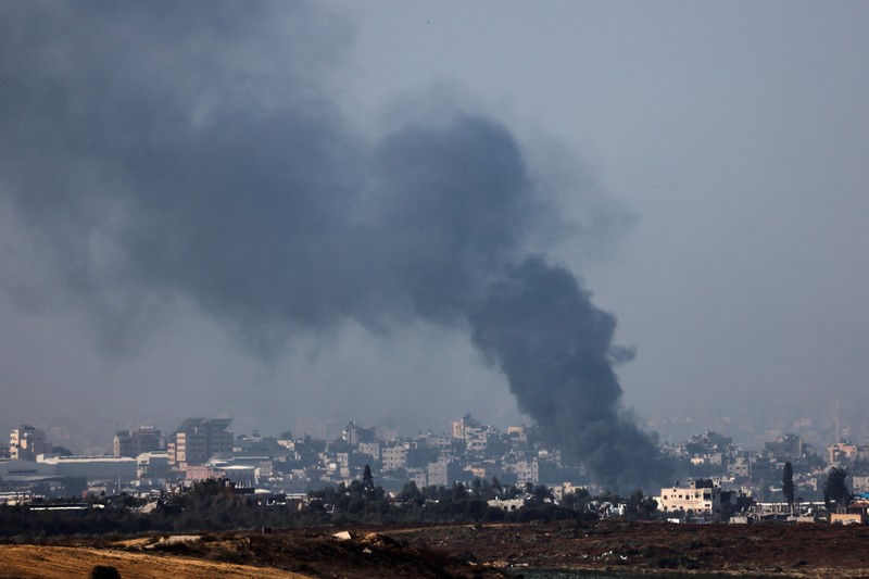 ISRAEL-PALESTINIANS/GAZA-ROCKETS An Israeli military helicopter releases a flare over the Israel-Gaza border, after a temporary truce between Israel and the Palestinian Islamist group Hamas expired, as seen from southern Israel, December 1, 2023. REUTERS/Amir Cohen TPX IMAGES OF THE DAY