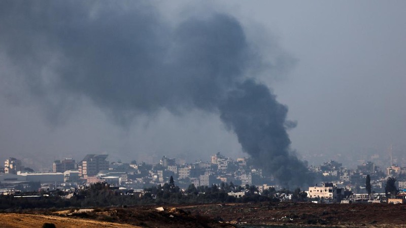 An Israeli military helicopter releases a flare over the Israel-Gaza border, after a temporary truce between Israel and the Palestinian Islamist group Hamas expired, as seen from southern Israel, December 1, 2023. REUTERS/Amir Cohen     TPX IMAGES OF THE DAY