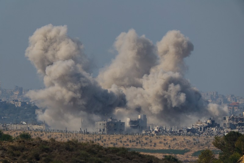 ISRAEL-PALESTINIANS/GAZA-ROCKETS An Israeli military helicopter releases a flare over the Israel-Gaza border, after a temporary truce between Israel and the Palestinian Islamist group Hamas expired, as seen from southern Israel, December 1, 2023. REUTERS/Amir Cohen TPX IMAGES OF THE DAY