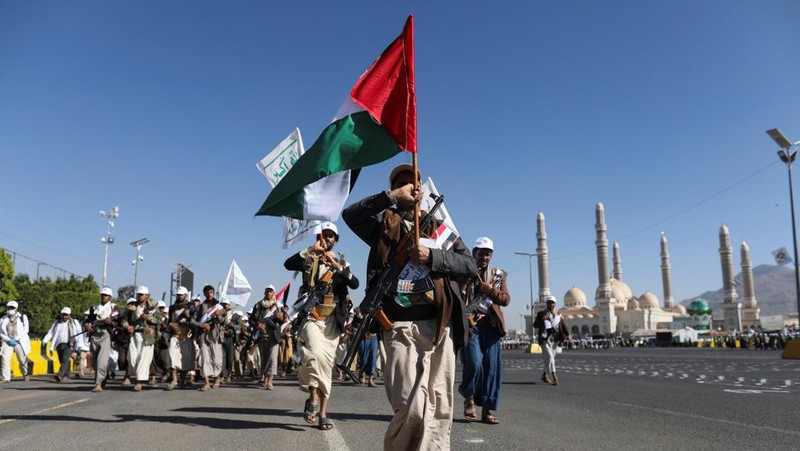 Newly recruited fighters who joined a Houthi military force intended to be sent to fight in support of the Palestinians in the Gaza Strip, march during a parade in Sanaa, Yemen December 2, 2023. REUTERS/Khaled Abdullah