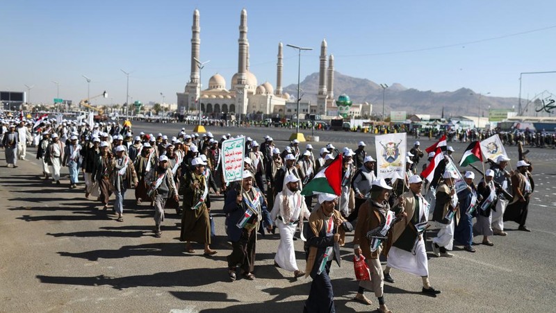 Newly recruited fighters who joined a Houthi military force intended to be sent to fight in support of the Palestinians in the Gaza Strip, march during a parade in Sanaa, Yemen December 2, 2023. REUTERS/Khaled Abdullah