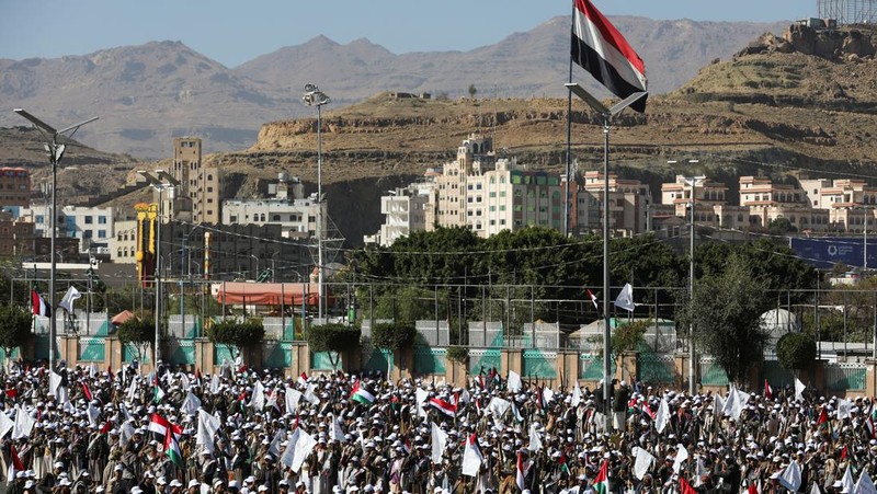 Newly recruited fighters who joined a Houthi military force intended to be sent to fight in support of the Palestinians in the Gaza Strip, march during a parade in Sanaa, Yemen December 2, 2023. REUTERS/Khaled Abdullah
