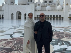 Jason Statham Berkunjung ke Masjid Agung Sheikh Zayed, Banjir Doa dari Netizen Muslim
