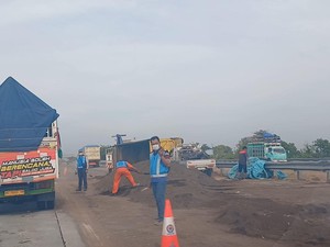 Bus Pariwisata Tabrak Truk Pasir di Tol Gempas, Sopir dan Kernet Tewas