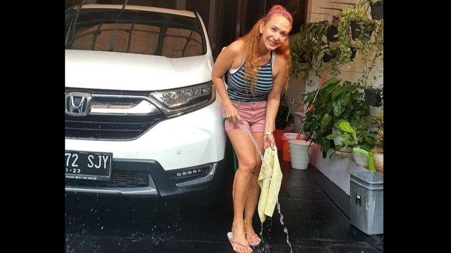 Kiki Fatmala foto bersama kendaraan.
