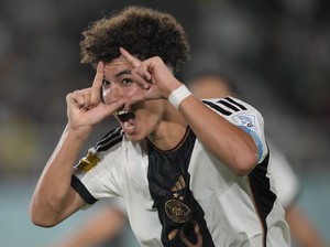 Wonderkid Barcelona Angkat Trofi Juara Piala Dunia U-17 di Indonesia