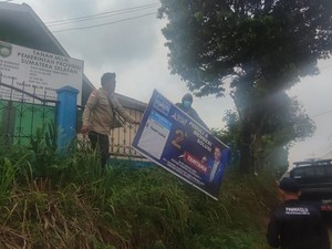 Poster Caleg yang Bertebaran di Pagar Sekolah Diturunkan, Pemilik Dipanggil