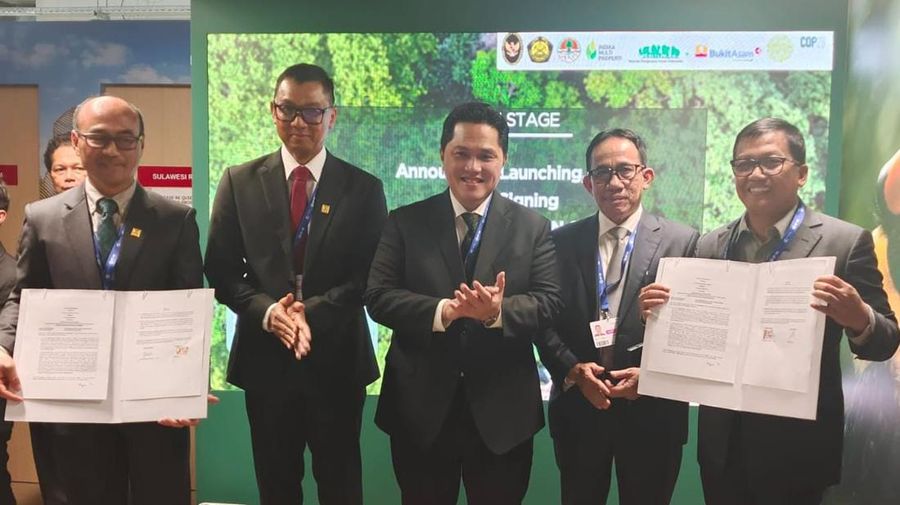 Menteri Koordinator Kemaritiman dan Investasi Ad Interim, Erick Thohir (tengah), Direktur Utama PLN, Darmawan Prasodjo (kedua dari kiri), Direktur Utama PTBA, Arsal Ismail (kedua dari kanan), Direktur Operasi Pembangkit Batu Bara PLN NP, Rachmanoe Indarto (paling kiri) dan Direktur Operasi dan Produksi PT Bukit Asam, Suhedi (paling kanan).