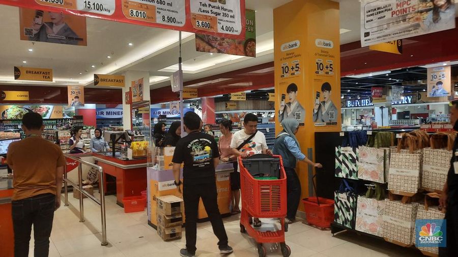Antrian pengunjung terlihat memenuhi kasir pembayaran di Transmart Graha Raya Bintaro, Tangerang Selatan pada Minggu (3/12/2023) selama promo Fullday Sale yang akan berlangsung seharian penuh di seluruh Transmart. (CNBC Indonesia/Firda Dwi Muliawati)