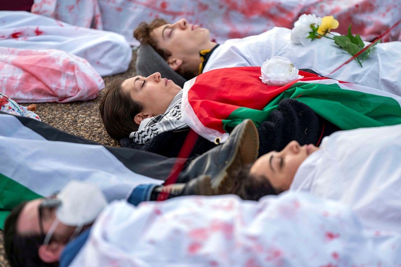 Demonstran pro-Palestina yang mengenakan kain putih tergeletak di tanah di luar Gedung Putih di Washington, AS, 2 Desember 2023. Orang-orang berkumpul dalam solidaritas setelah gencatan senjata sementara antara Israel dan Hamas berakhir awal pekan ini. Demonstran pro-Palestina yang mengenakan kain putih tergeletak di tanah di luar Gedung Putih di Washington, AS, 2 Desember 2023. Orang-orang berkumpul dalam solidaritas setelah gencatan senjata sementara antara Israel dan Hamas berakhir awal pekan ini. (REUTERS/Bonnie Cash)