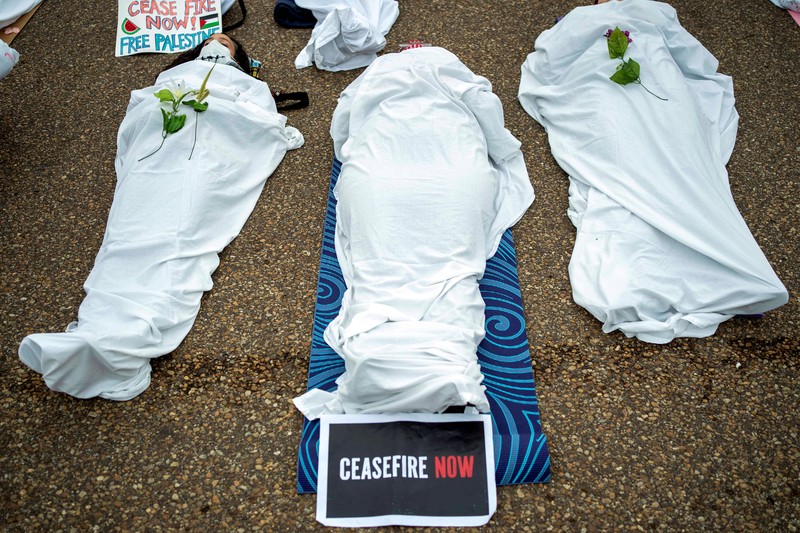 Demonstran pro-Palestina yang mengenakan kain putih tergeletak di tanah di luar Gedung Putih di Washington, AS, 2 Desember 2023. Orang-orang berkumpul dalam solidaritas setelah gencatan senjata sementara antara Israel dan Hamas berakhir awal pekan ini. Demonstran pro-Palestina yang mengenakan kain putih tergeletak di tanah di luar Gedung Putih di Washington, AS, 2 Desember 2023. Orang-orang berkumpul dalam solidaritas setelah gencatan senjata sementara antara Israel dan Hamas berakhir awal pekan ini. (REUTERS/Bonnie Cash)
