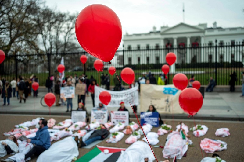 Demonstran pro-Palestina yang mengenakan kain putih tergeletak di tanah di luar Gedung Putih di Washington, AS, 2 Desember 2023. Orang-orang berkumpul dalam solidaritas setelah gencatan senjata sementara antara Israel dan Hamas berakhir awal pekan ini. Demonstran pro-Palestina yang mengenakan kain putih tergeletak di tanah di luar Gedung Putih di Washington, AS, 2 Desember 2023. Orang-orang berkumpul dalam solidaritas setelah gencatan senjata sementara antara Israel dan Hamas berakhir awal pekan ini. (REUTERS/Bonnie Cash)