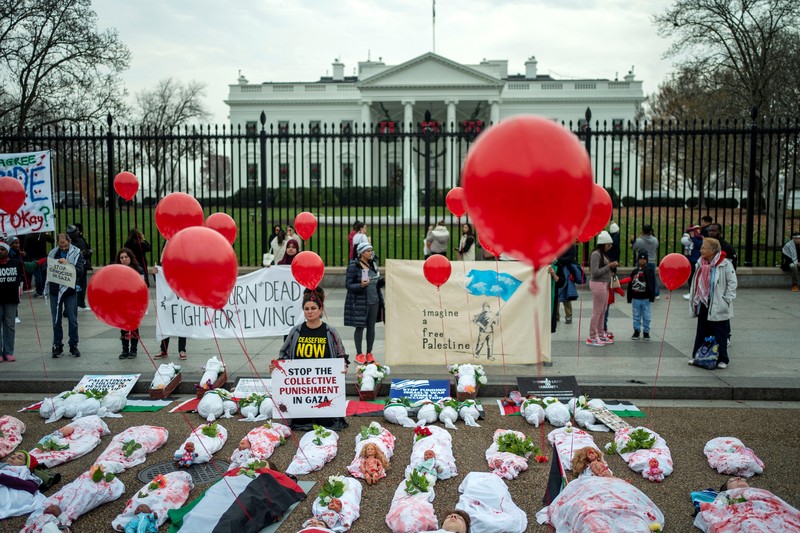 Demonstran pro-Palestina yang mengenakan kain putih tergeletak di tanah di luar Gedung Putih di Washington, AS, 2 Desember 2023. Orang-orang berkumpul dalam solidaritas setelah gencatan senjata sementara antara Israel dan Hamas berakhir awal pekan ini. Demonstran pro-Palestina yang mengenakan kain putih tergeletak di tanah di luar Gedung Putih di Washington, AS, 2 Desember 2023. Orang-orang berkumpul dalam solidaritas setelah gencatan senjata sementara antara Israel dan Hamas berakhir awal pekan ini. (REUTERS/Bonnie Cash)