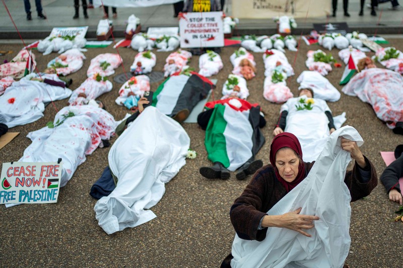 Demonstran pro-Palestina yang mengenakan kain putih tergeletak di tanah di luar Gedung Putih di Washington, AS, 2 Desember 2023. Orang-orang berkumpul dalam solidaritas setelah gencatan senjata sementara antara Israel dan Hamas berakhir awal pekan ini. Demonstran pro-Palestina yang mengenakan kain putih tergeletak di tanah di luar Gedung Putih di Washington, AS, 2 Desember 2023. Orang-orang berkumpul dalam solidaritas setelah gencatan senjata sementara antara Israel dan Hamas berakhir awal pekan ini. (REUTERS/Bonnie Cash)