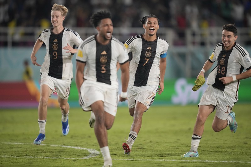 Tim Jerman merayakan di podium usai kemenangannya atas Prancis pada laga final Piala Dunia U-17 di Stadion Manahan Surakarta, Indonesia, Sabtu, 2 Desember 2023. (AP Photo/Achmad Ibrahim)