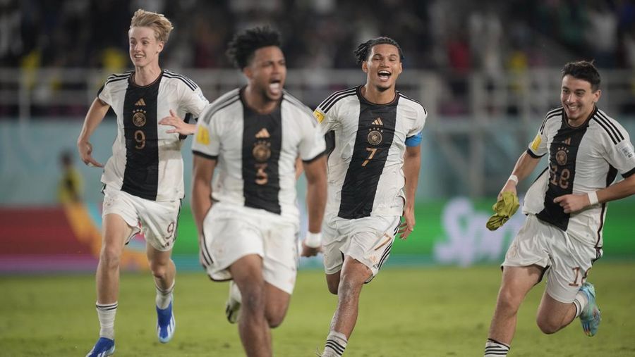 Tim Jerman merayakan di podium usai kemenangannya atas Prancis pada laga final Piala Dunia U-17 di Stadion Manahan Surakarta, Indonesia, Sabtu, 2 Desember 2023. (AP Photo/Achmad Ibrahim)