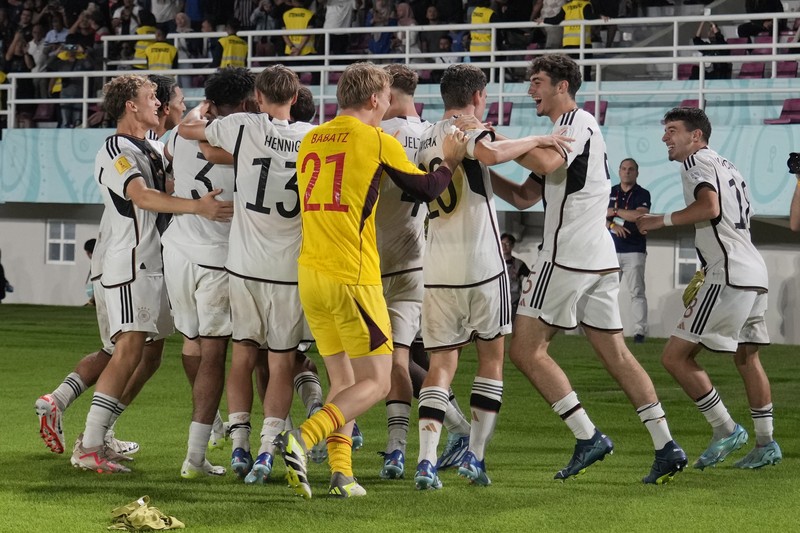 Tim Jerman merayakan di podium usai kemenangannya atas Prancis pada laga final Piala Dunia U-17 di Stadion Manahan Surakarta, Indonesia, Sabtu, 2 Desember 2023. (AP Photo/Achmad Ibrahim)