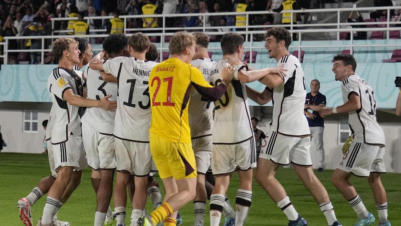 Tim Jerman merayakan di podium usai kemenangannya atas Prancis pada laga final Piala Dunia U-17 di Stadion Manahan Surakarta, Indonesia, Sabtu, 2 Desember 2023. (AP Photo/Achmad Ibrahim)