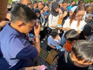Lihat Lagi Saat Gibran Bagikan Susu di CFD yang Dinilai Langgar Pergub DKI