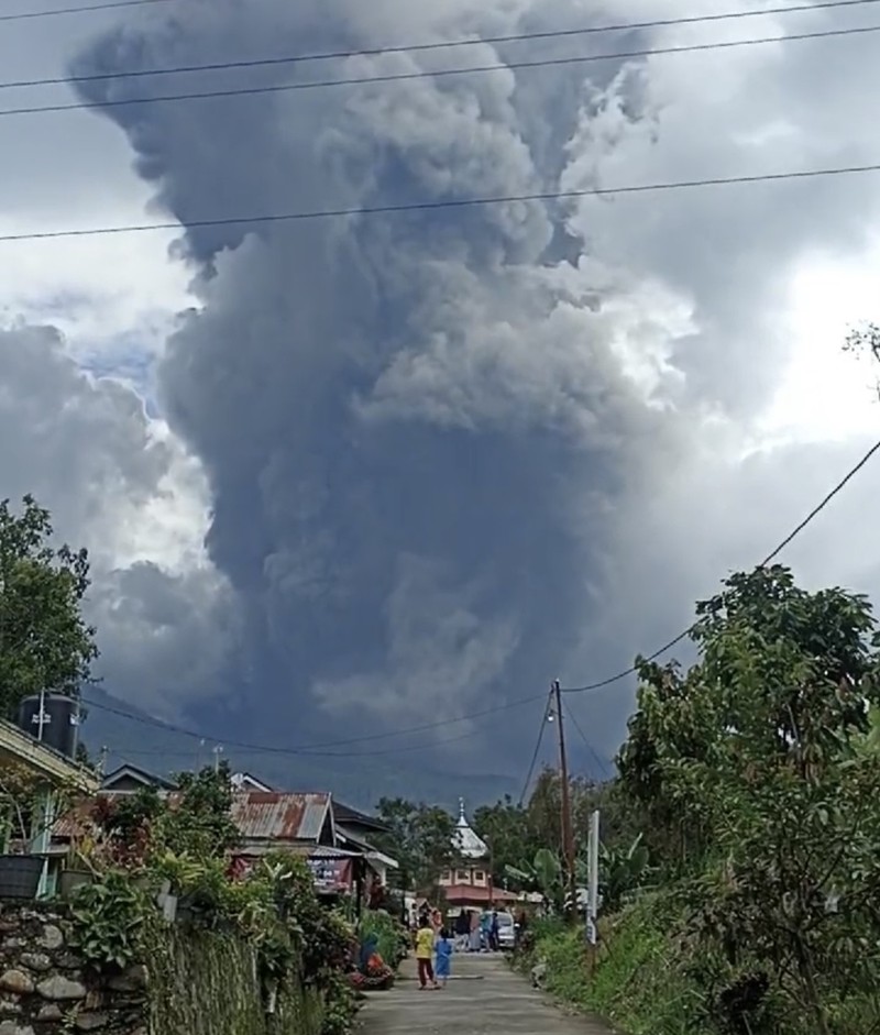Gunung Marapi yang terletak di wilayah Kabupaten Agam dan Kabupaten Tanah Datar, Sumatera Barat (Sumbar) kembali erupsi siang ini, Minggu (3/12/2023). Gunung Marapi yang terletak di wilayah Kabupaten Agam dan Kabupaten Tanah Datar, Sumatera Barat (Sumbar) kembali erupsi siang ini, Minggu (3/12/2023). (Dok. DetikSumut)