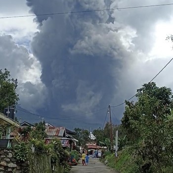 Penampakan Erupsi Gunung Marapi Sumbar, Kendaraan Penuh Abu
