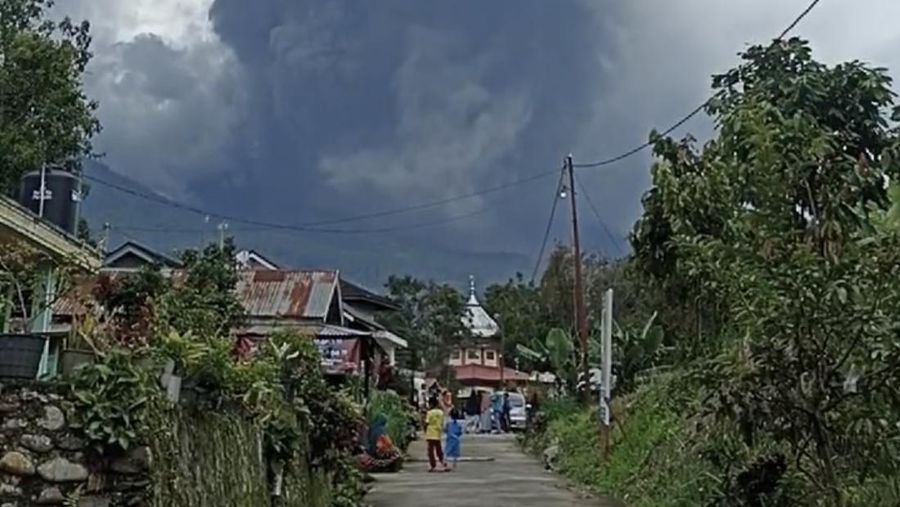 Gunung Marapi yang terletak di wilayah Kabupaten Agam dan Kabupaten Tanah Datar, Sumatera Barat (Sumbar) kembali erupsi siang ini, Minggu (3/12/2023). (Dok. DetikSumut)