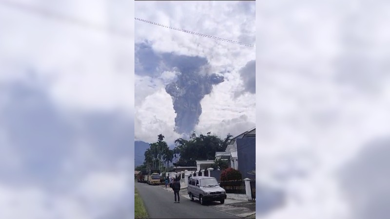 Gunung Marapi yang terletak di wilayah Kabupaten Agam dan Kabupaten Tanah Datar, Sumatera Barat (Sumbar) kembali erupsi siang ini, Minggu (3/12/2023). Gunung Marapi yang terletak di wilayah Kabupaten Agam dan Kabupaten Tanah Datar, Sumatera Barat (Sumbar) kembali erupsi siang ini, Minggu (3/12/2023). (Dok. DetikSumut)
