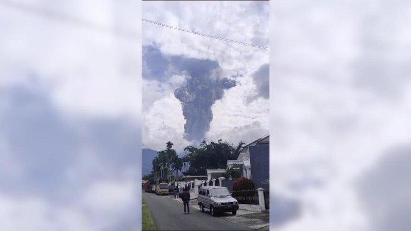 Gunung Marapi yang terletak di wilayah Kabupaten Agam dan Kabupaten Tanah Datar, Sumatera Barat (Sumbar) kembali erupsi siang ini, Minggu (3/12/2023). (Dok. DetikSumut)