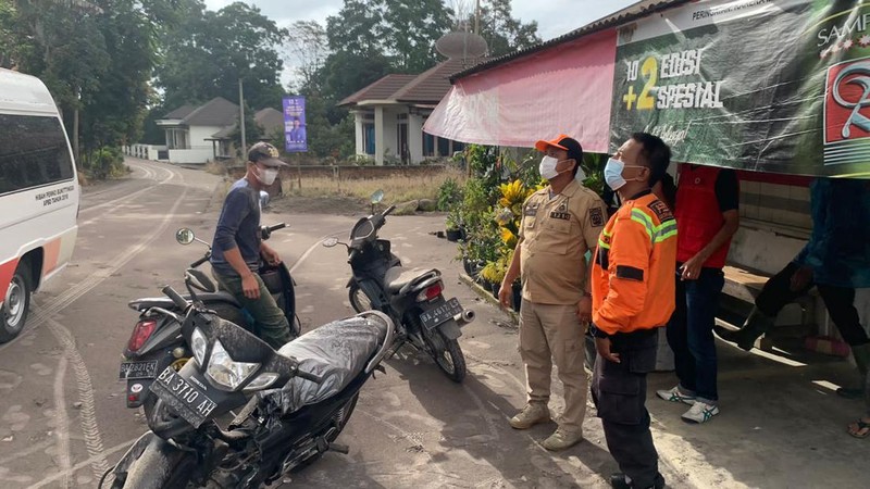 Gunung Marapi yang terletak di wilayah Kabupaten Agam dan Kabupaten Tanah Datar, Sumatera Barat (Sumbar) kembali erupsi siang ini, Minggu (3/12/2023). (Dok. DetikSumut)