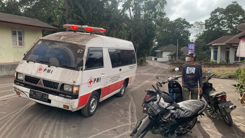 Gunung Marapi yang terletak di wilayah Kabupaten Agam dan Kabupaten Tanah Datar, Sumatera Barat (Sumbar) kembali erupsi siang ini, Minggu (3/12/2023). Gunung Marapi yang terletak di wilayah Kabupaten Agam dan Kabupaten Tanah Datar, Sumatera Barat (Sumbar) kembali erupsi siang ini, Minggu (3/12/2023). (Dok. DetikSumut)